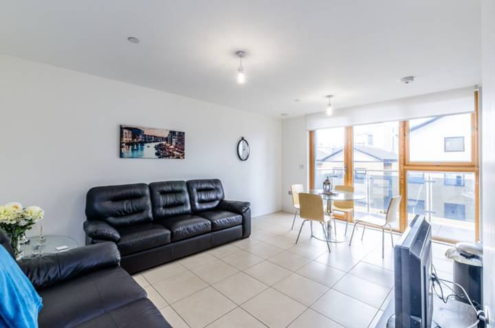Flat Blackwall Way in Greater London