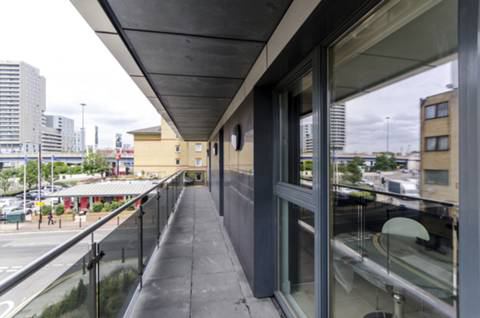 Flat Blackwall Way in Greater London
