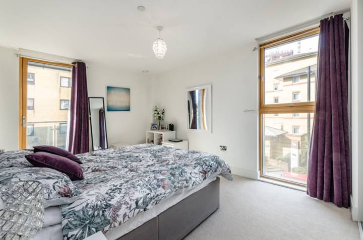 Flat Blackwall Way in Greater London