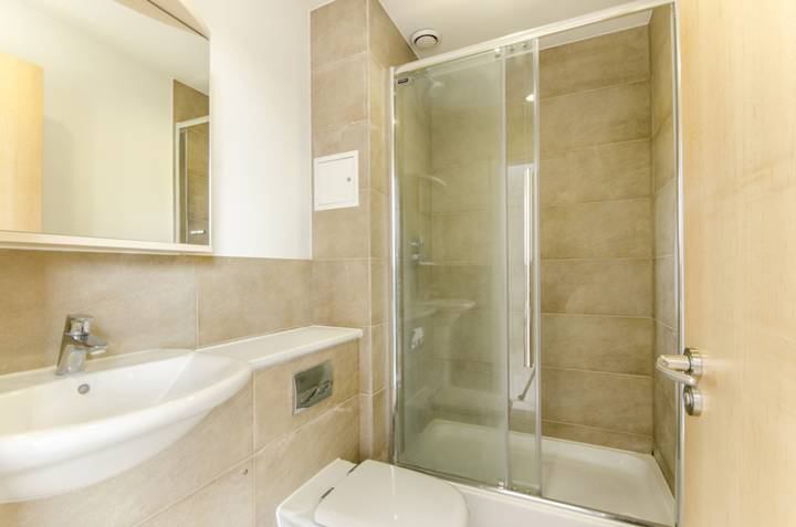 Flat Blackwall Way in Greater London