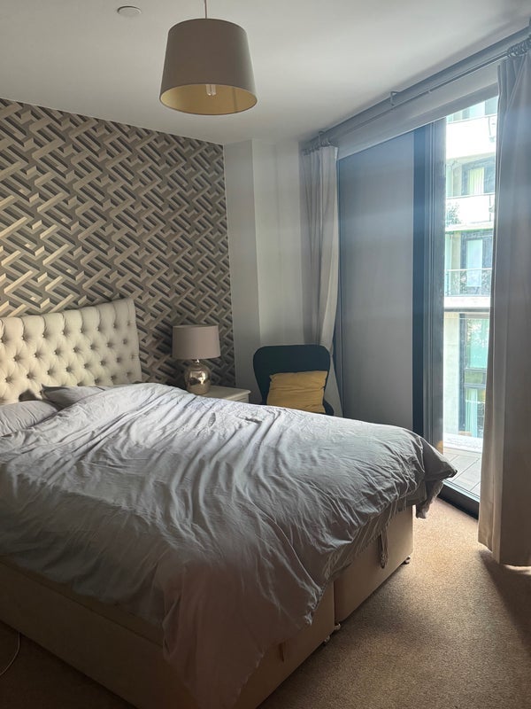 Flat Kirtling Street in Greater London