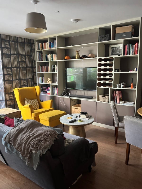 Flat Kirtling Street in Greater London