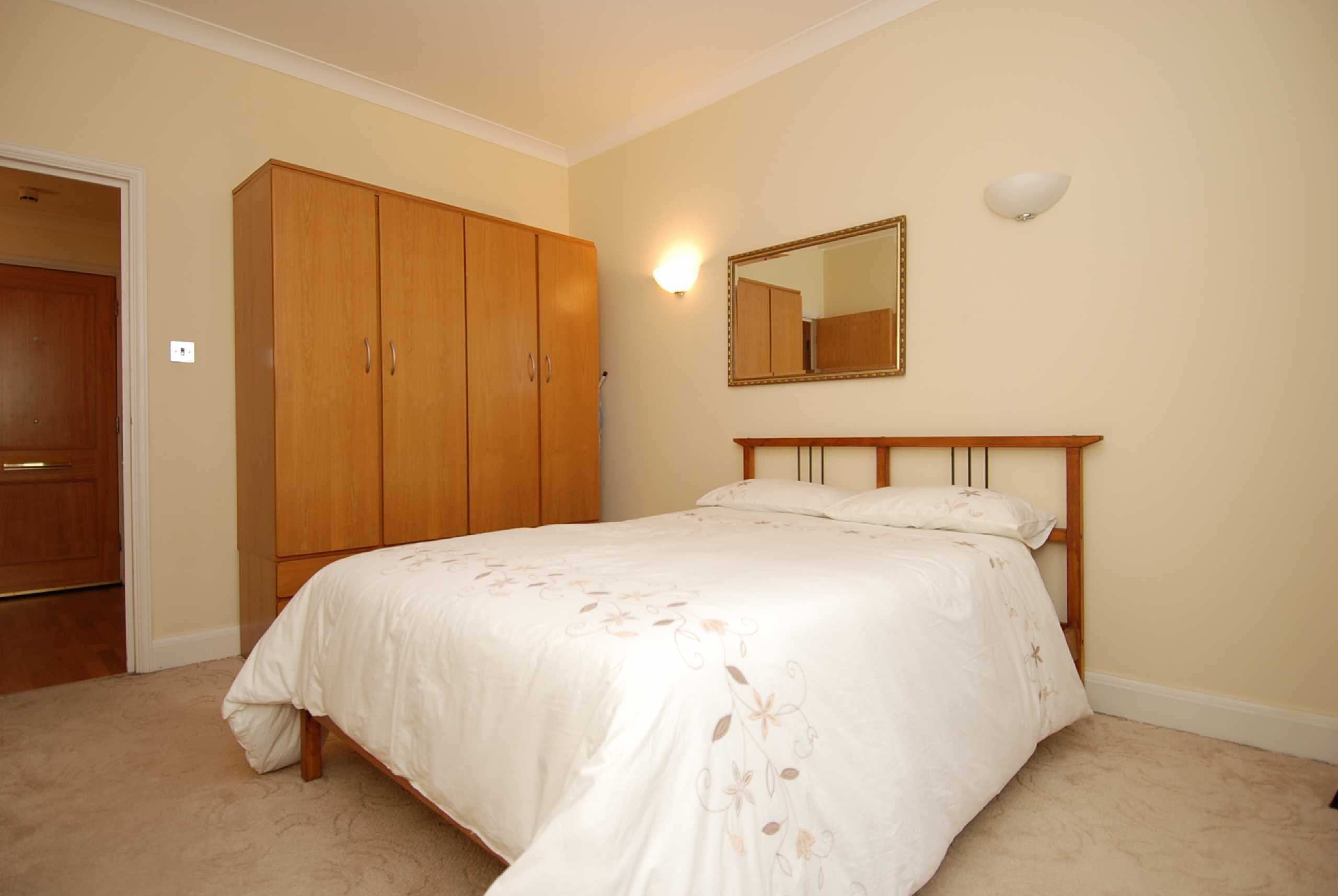 Flat Belvedere Road in Greater London