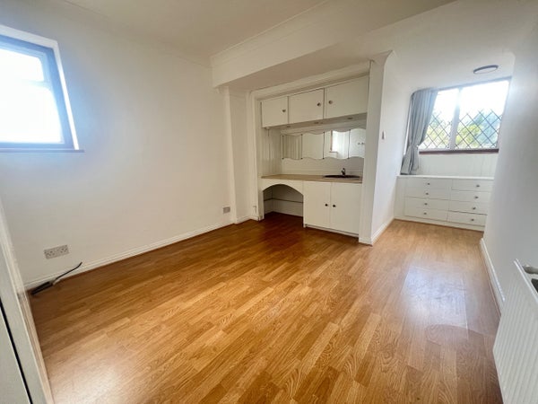 Flat Highfield Close in London