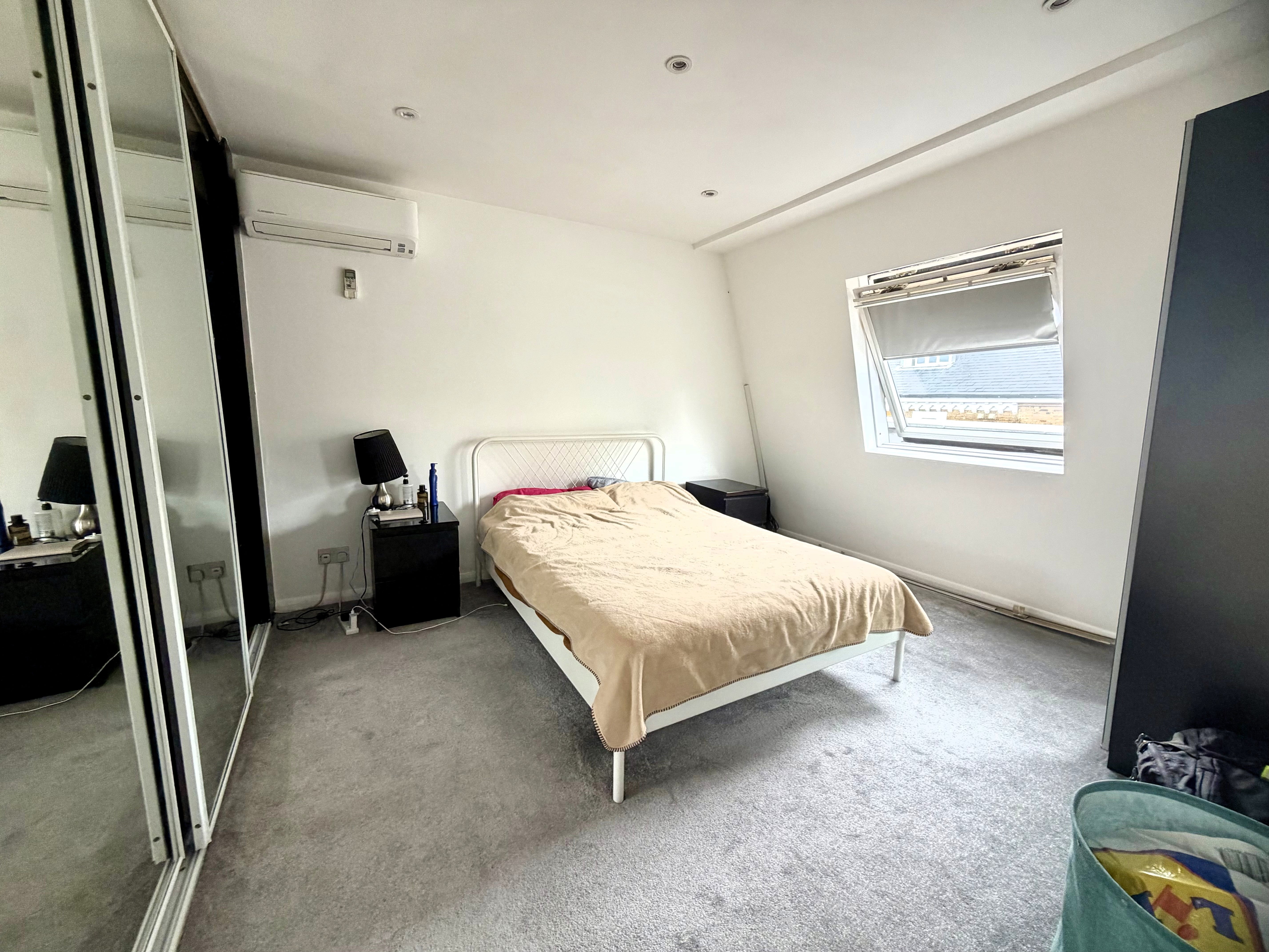 Flat Greyhound Road in Greater London