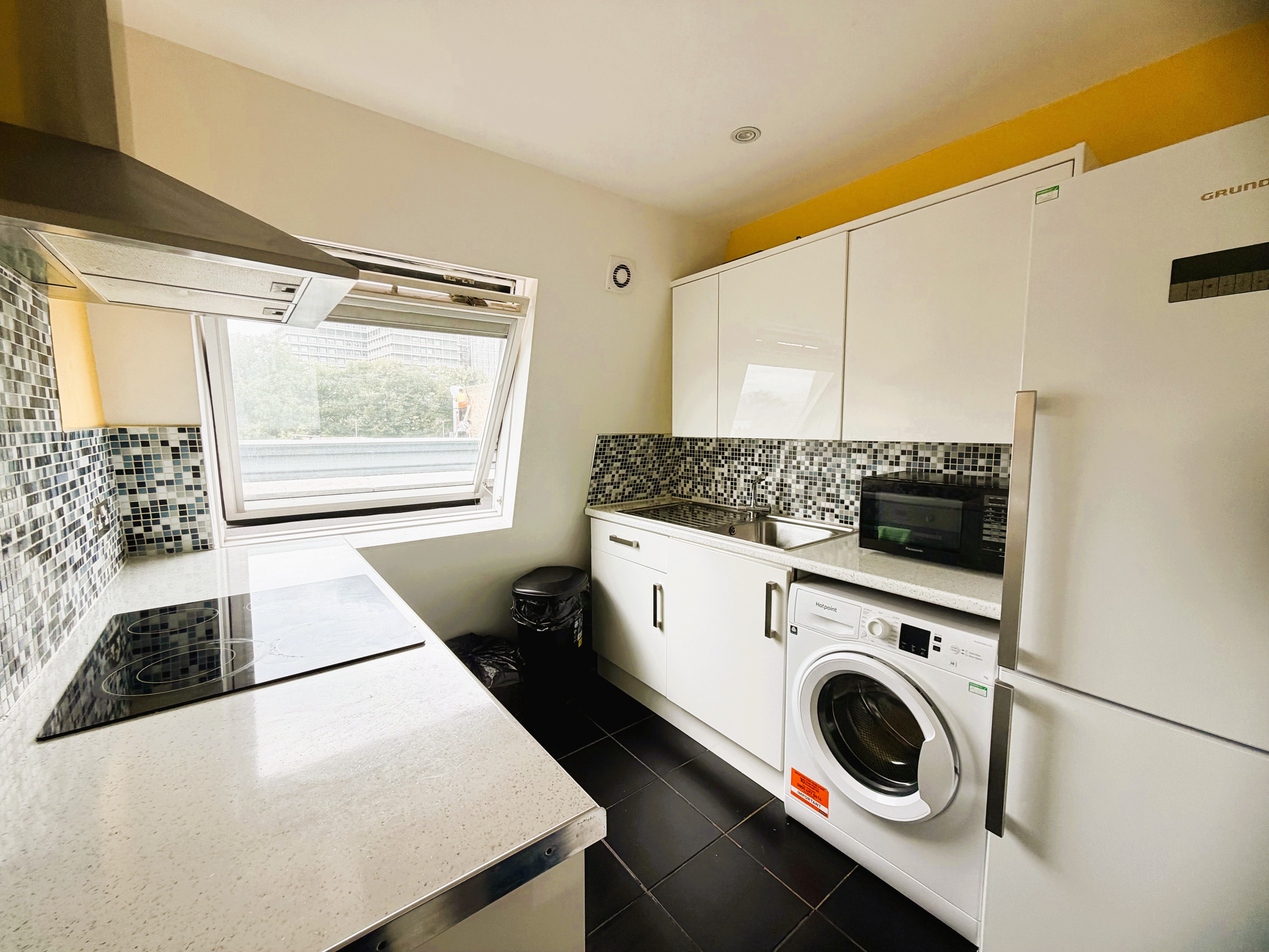 Flat Greyhound Road in Greater London