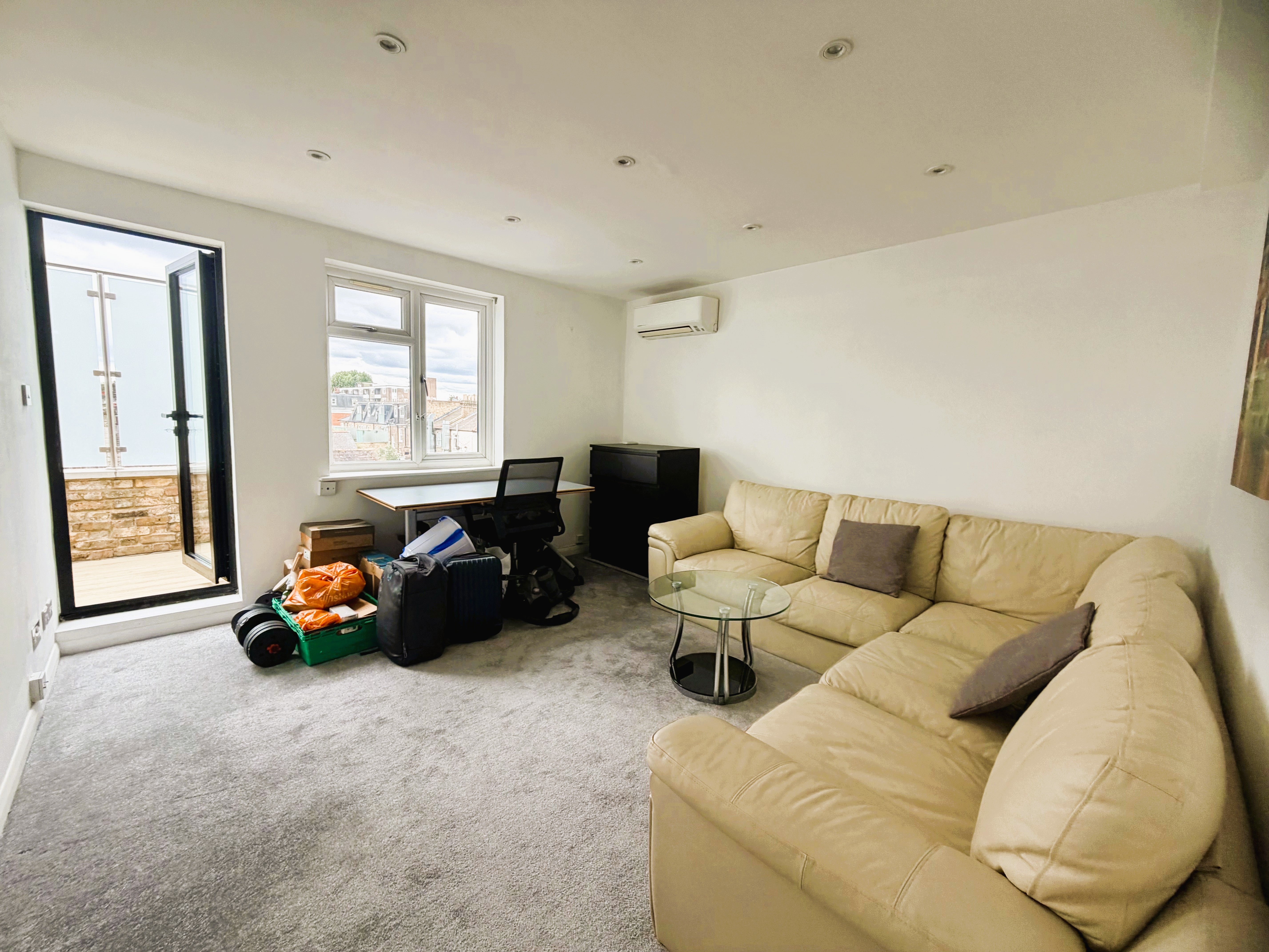 Flat Greyhound Road in Greater London