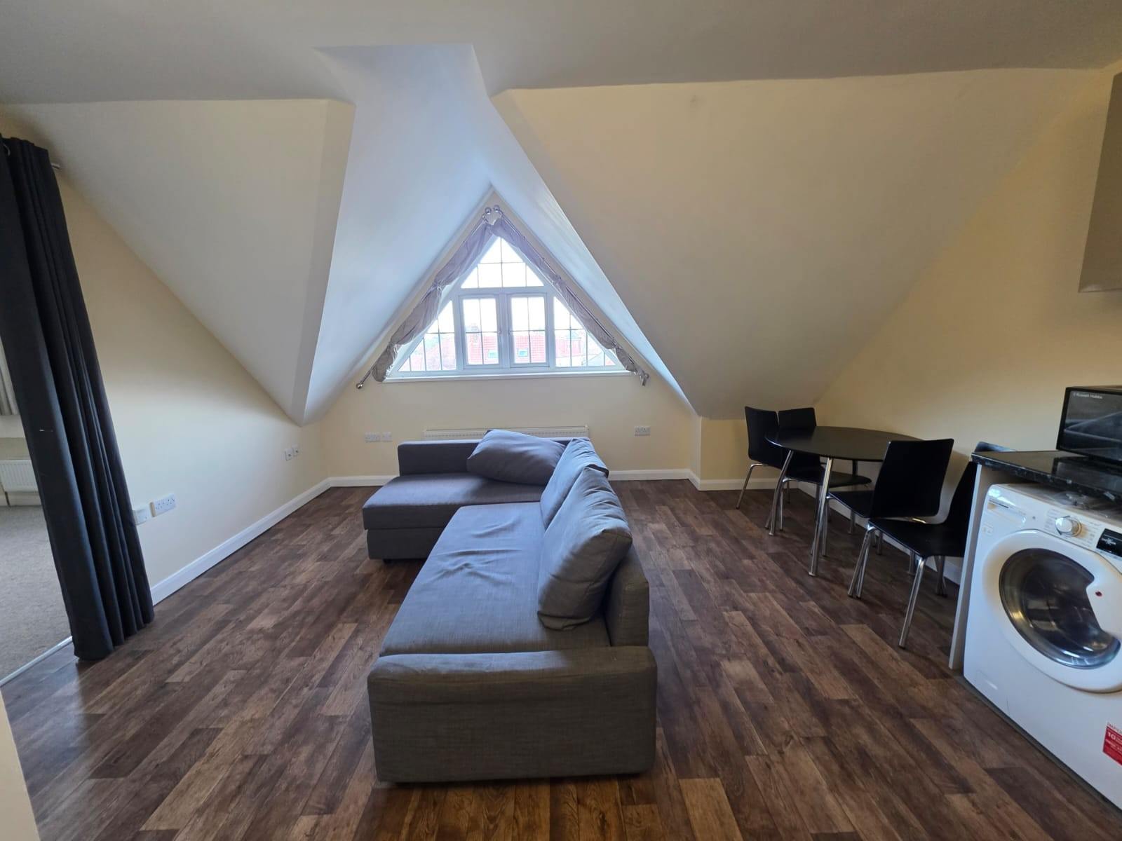 Flat Upper Sutton Lane in London