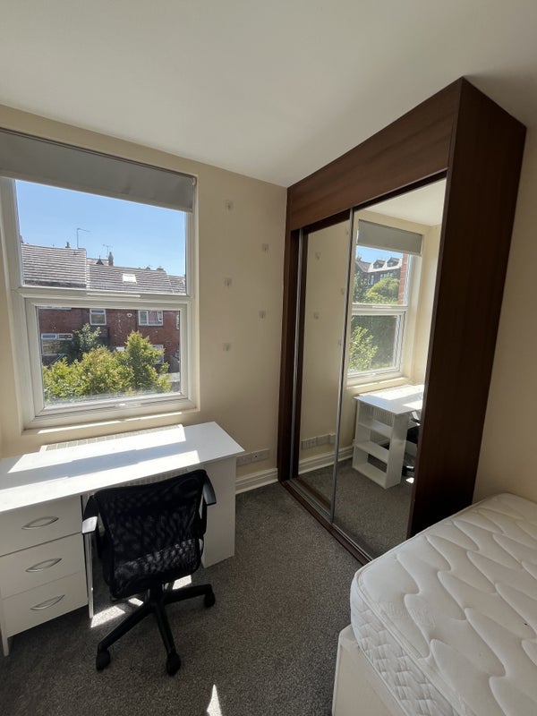 Room De Lacy Mount in Leeds