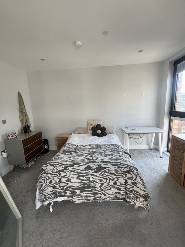 Room Roach Road in Greater London