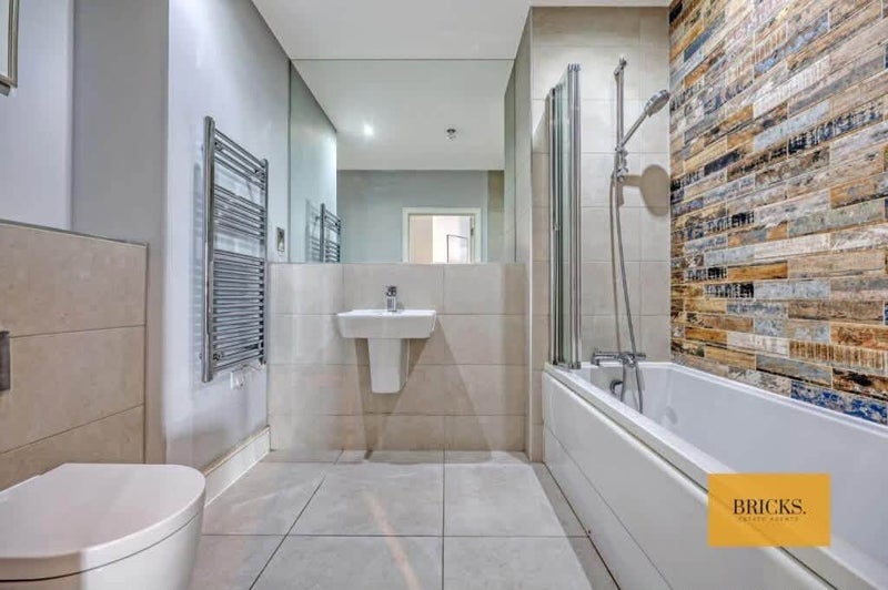 Room Roach Road in Greater London