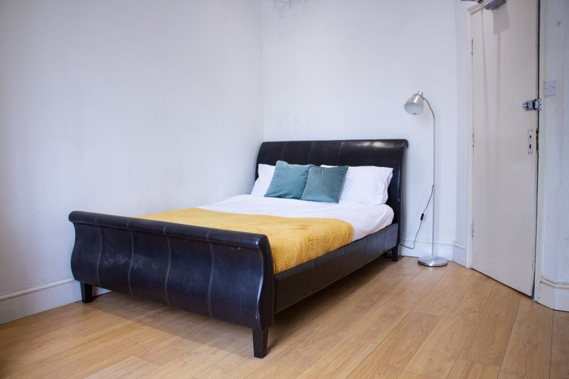 Room Clarendon Gardens in Greater London