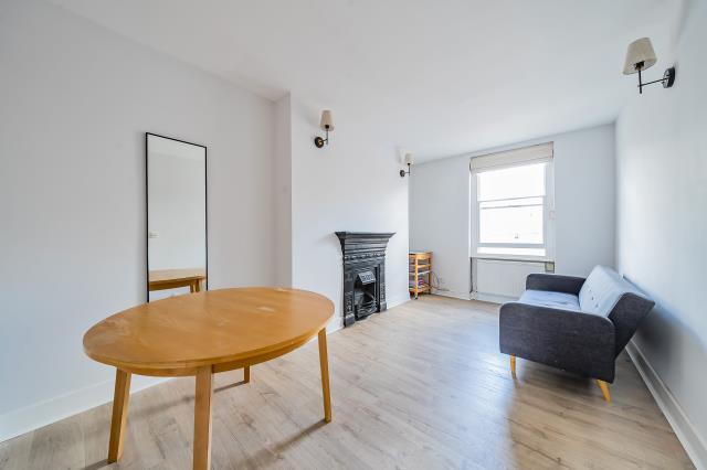 Flat Cleveland Street in Greater London