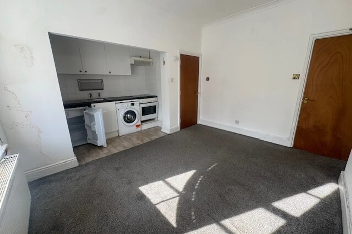 Flat Southleigh Road in Bristol