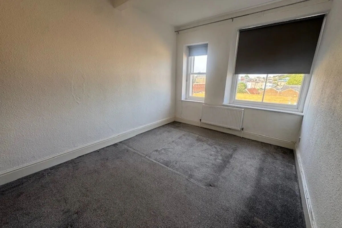 Flat Southleigh Road in Bristol