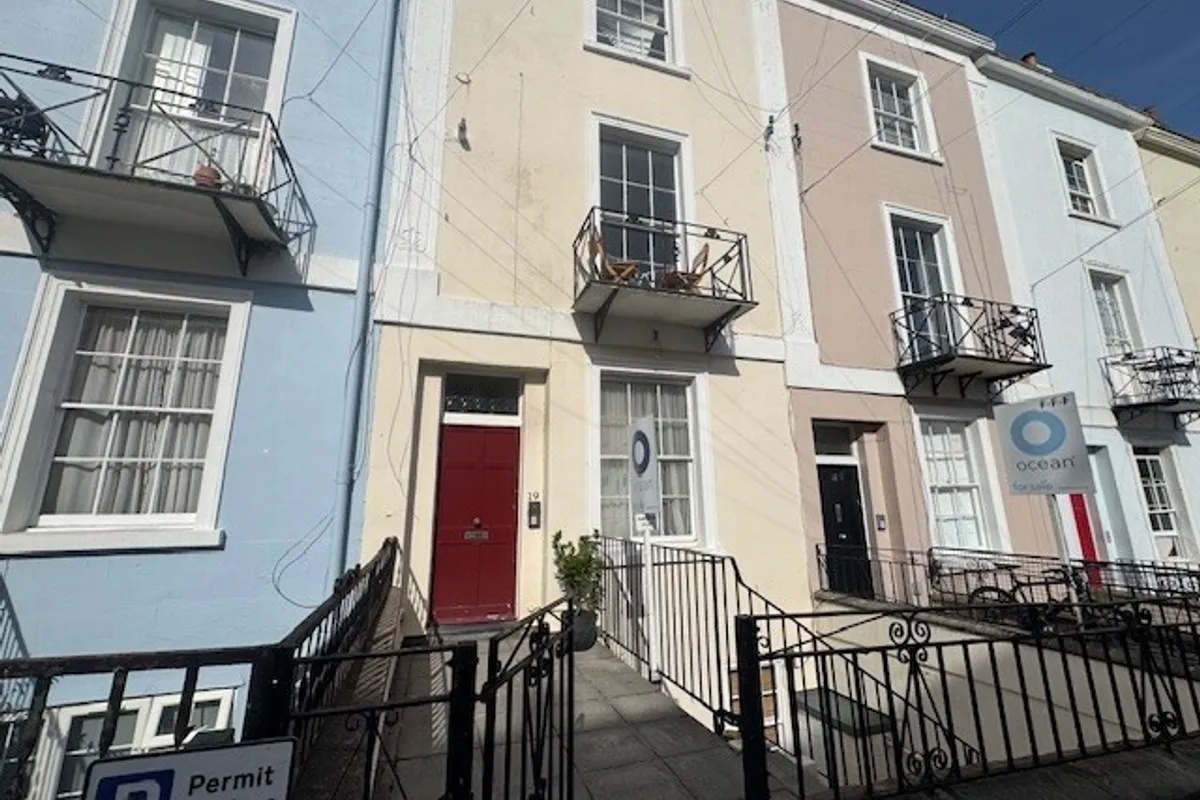 Flat Southleigh Road in Bristol