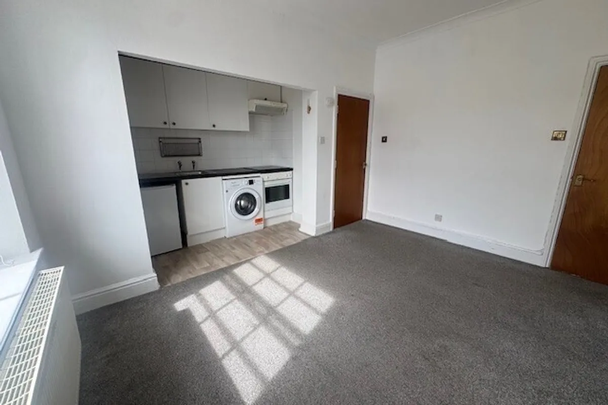 Flat Southleigh Road in Bristol
