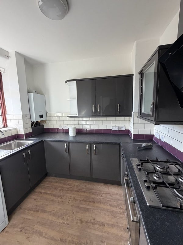 Flat Poynders Gardens in Greater London