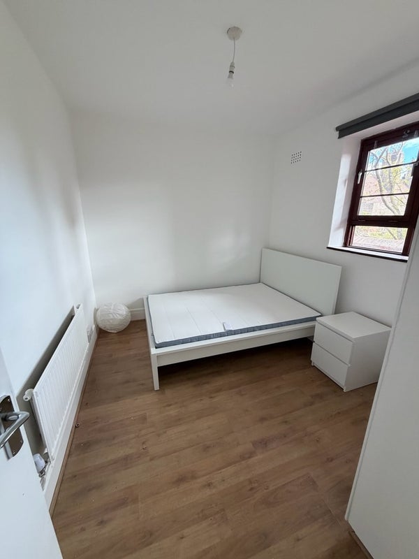 Flat Poynders Gardens in Greater London