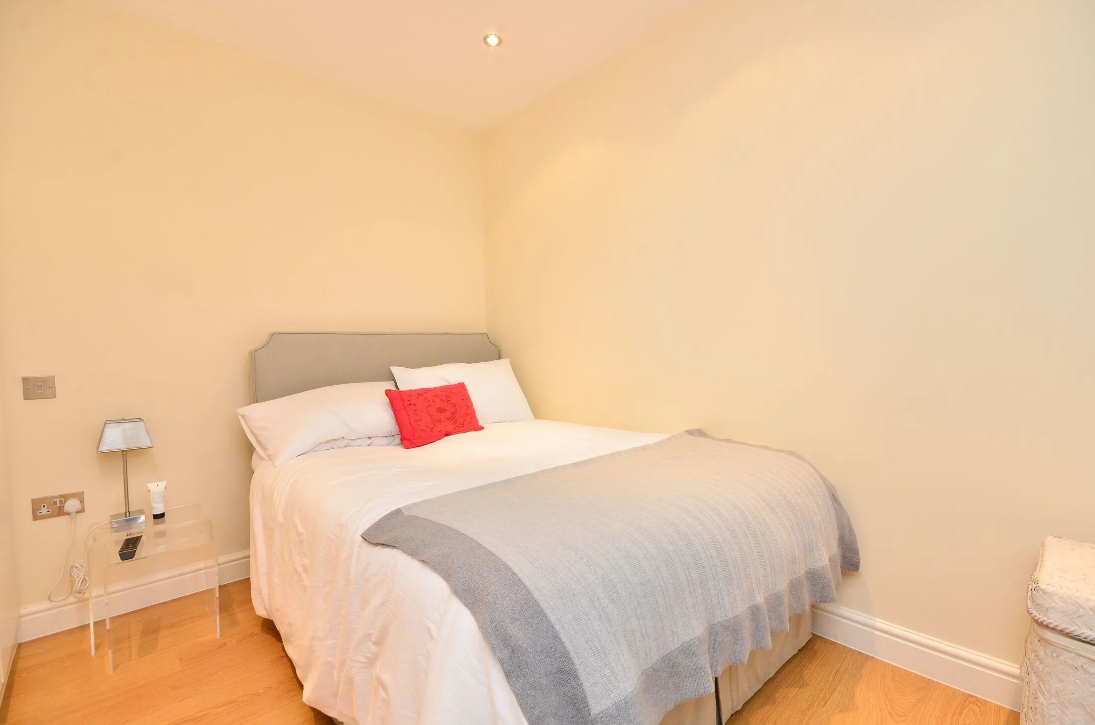 Flat Perham Road in Greater London