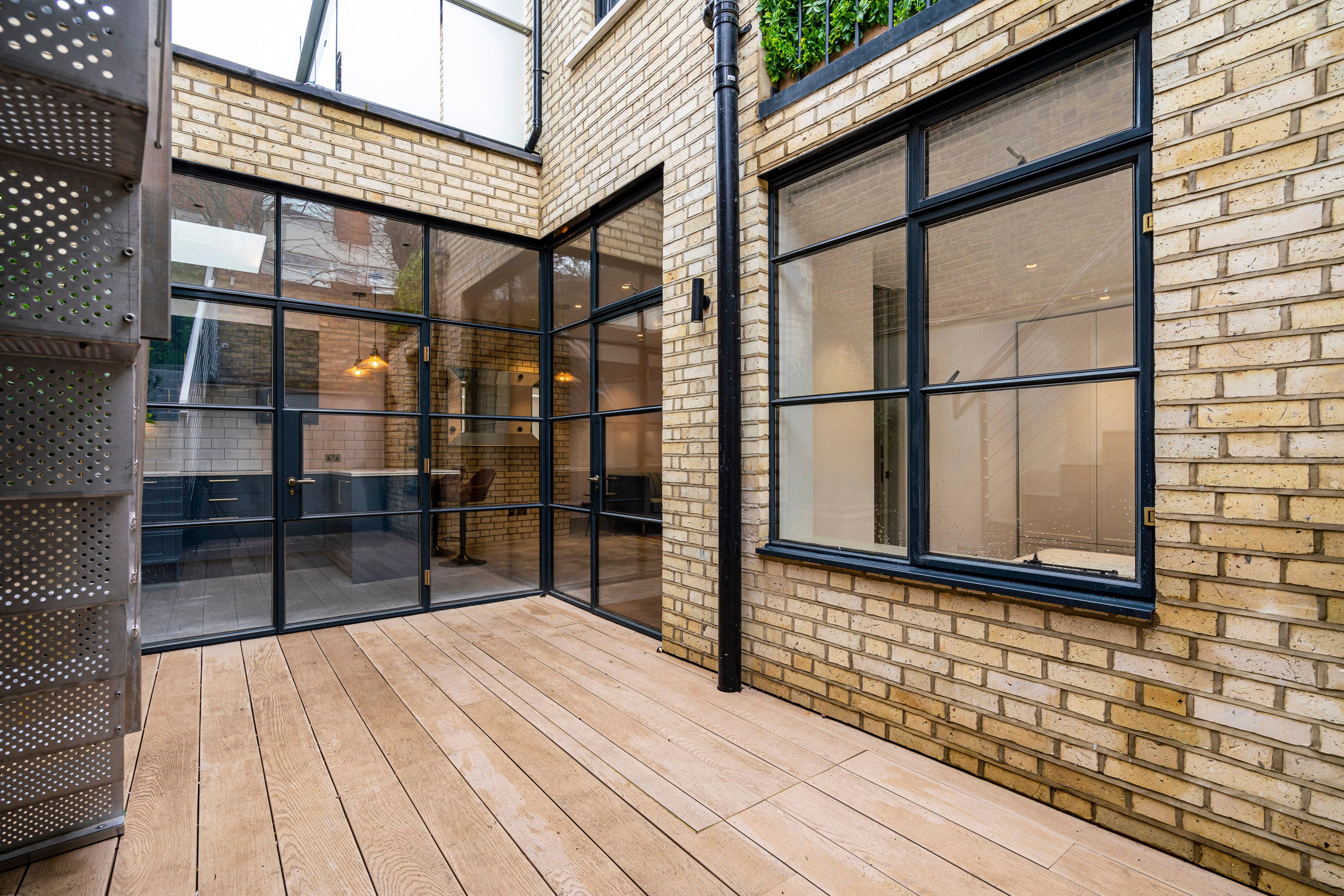 Flat Linden Passage in Greater London