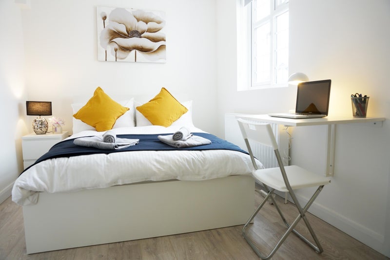 Room Clifton Road in Slough