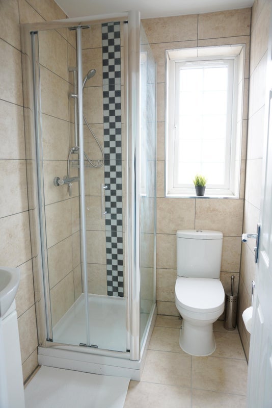 Room Clifton Road in Slough