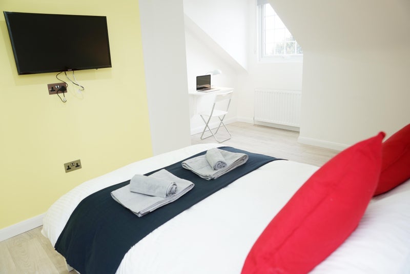 Room Clifton Road in Slough