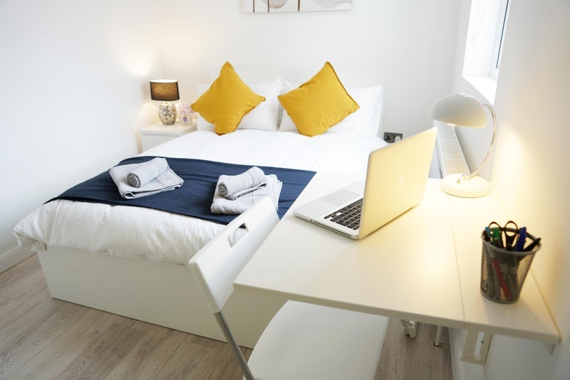 Room Clifton Road in Slough