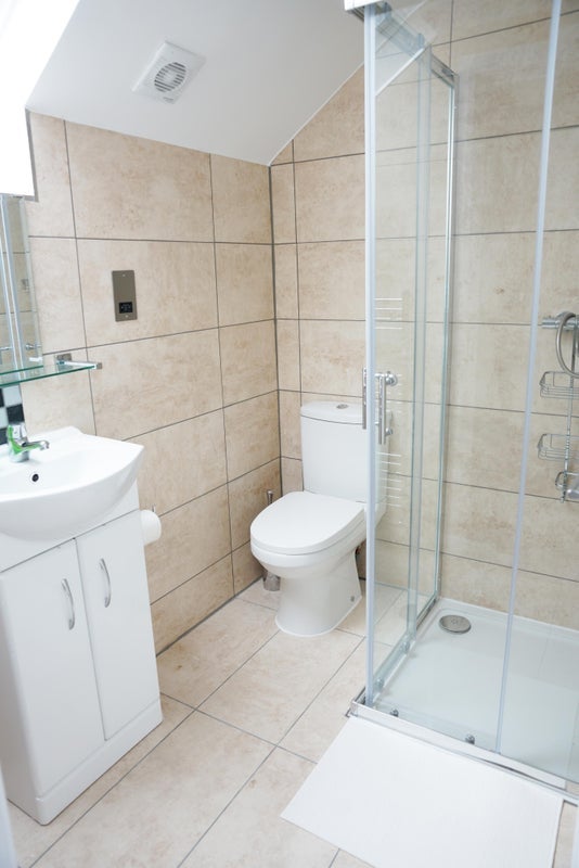 Room Clifton Road in Slough