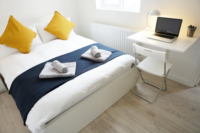 Room Clifton Road in Slough