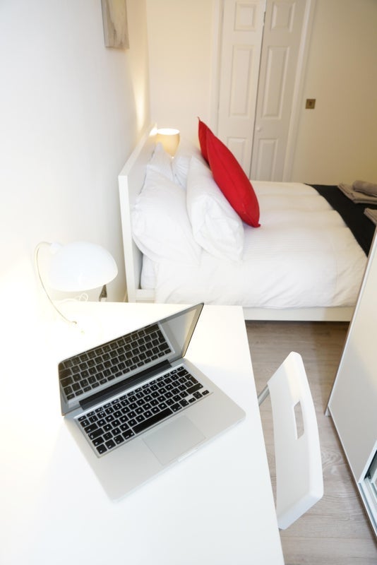 Room Clifton Road in Slough