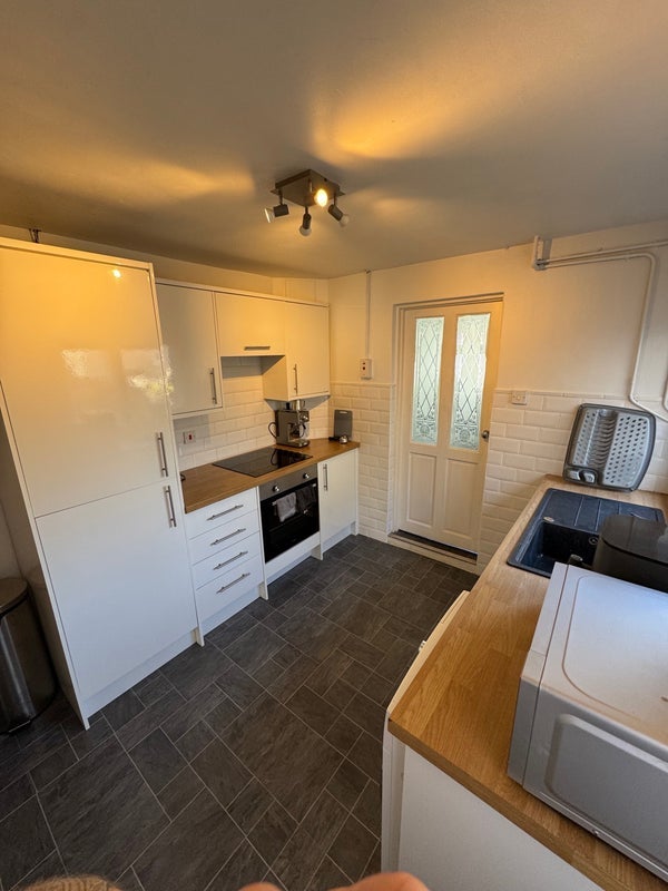 Room Vale Street in Barry