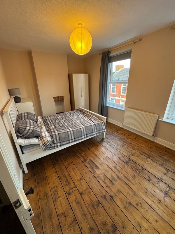 Room Vale Street in Barry