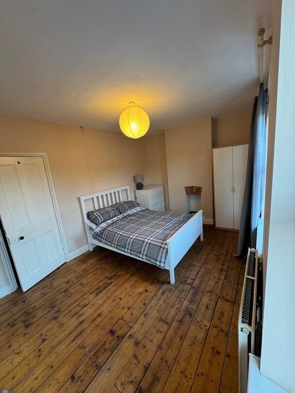 Room Vale Street in Barry