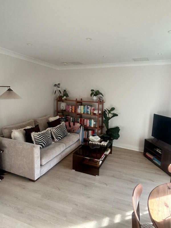 Flat Bristowe Close in Greater London
