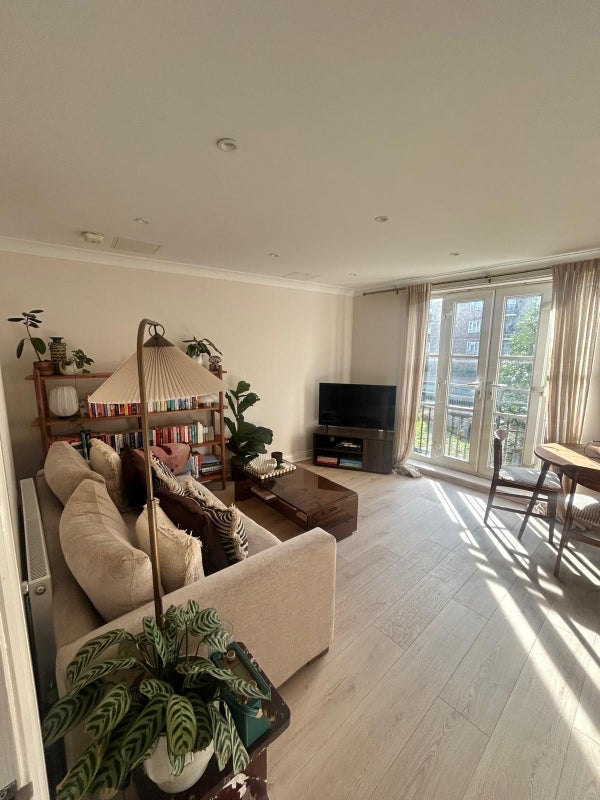 Flat Bristowe Close in Greater London