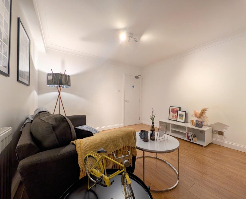 Flat Iceland Place in Greater London