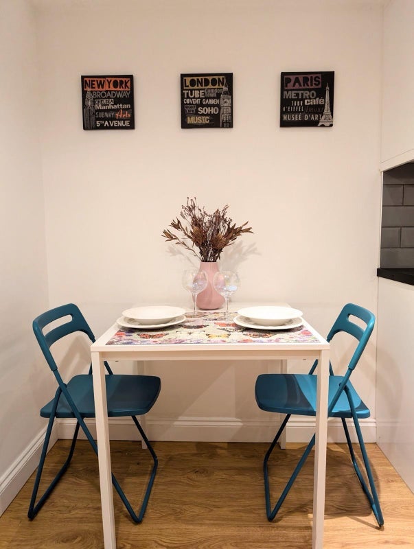 Flat Iceland Place in Greater London
