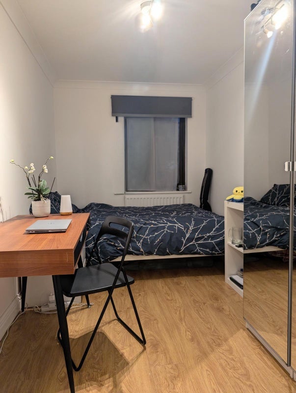 Flat Iceland Place in Greater London