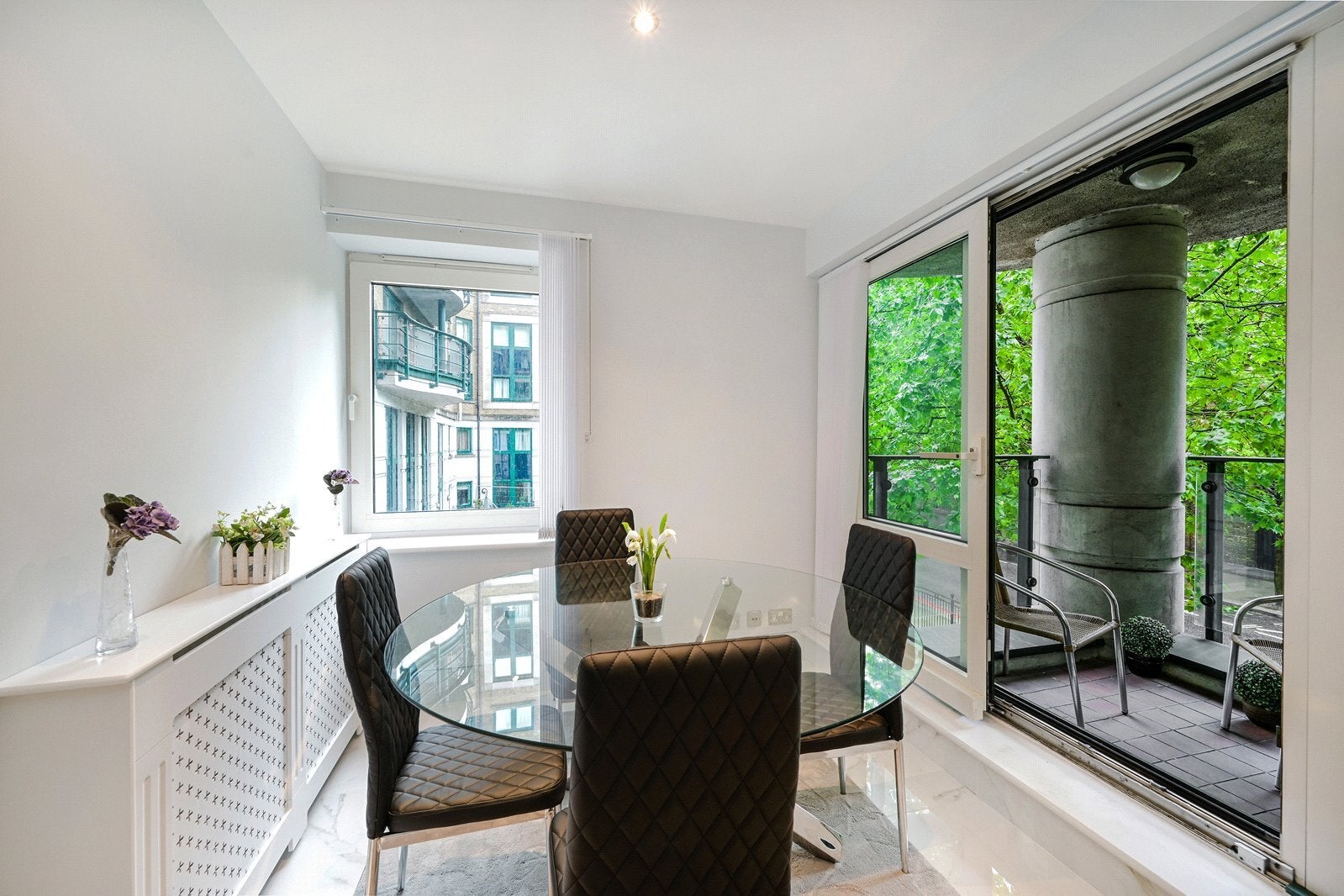 Flat Warwick Road in Greater London