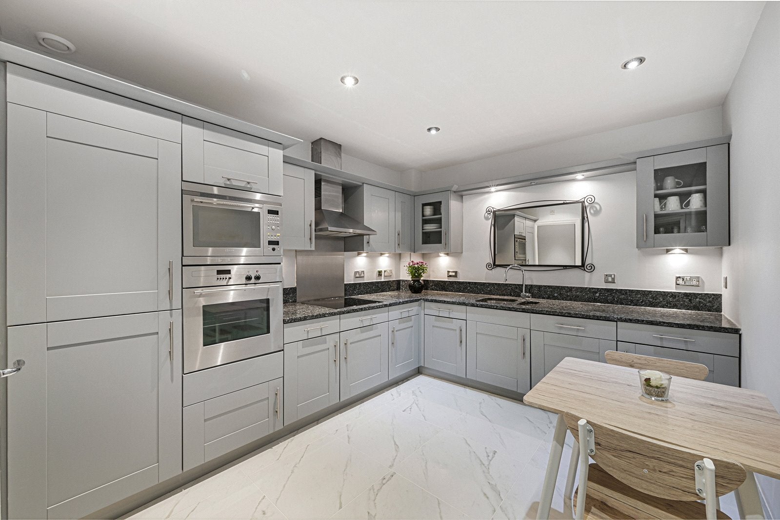 Flat Warwick Road in Greater London