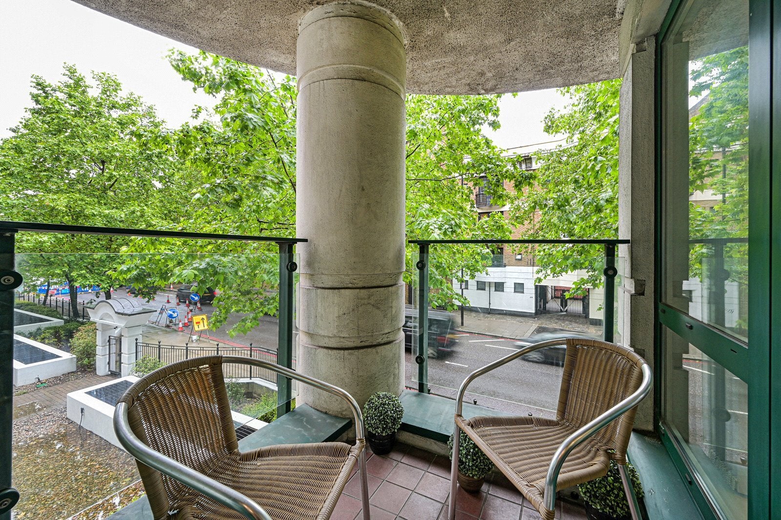Flat Warwick Road in Greater London