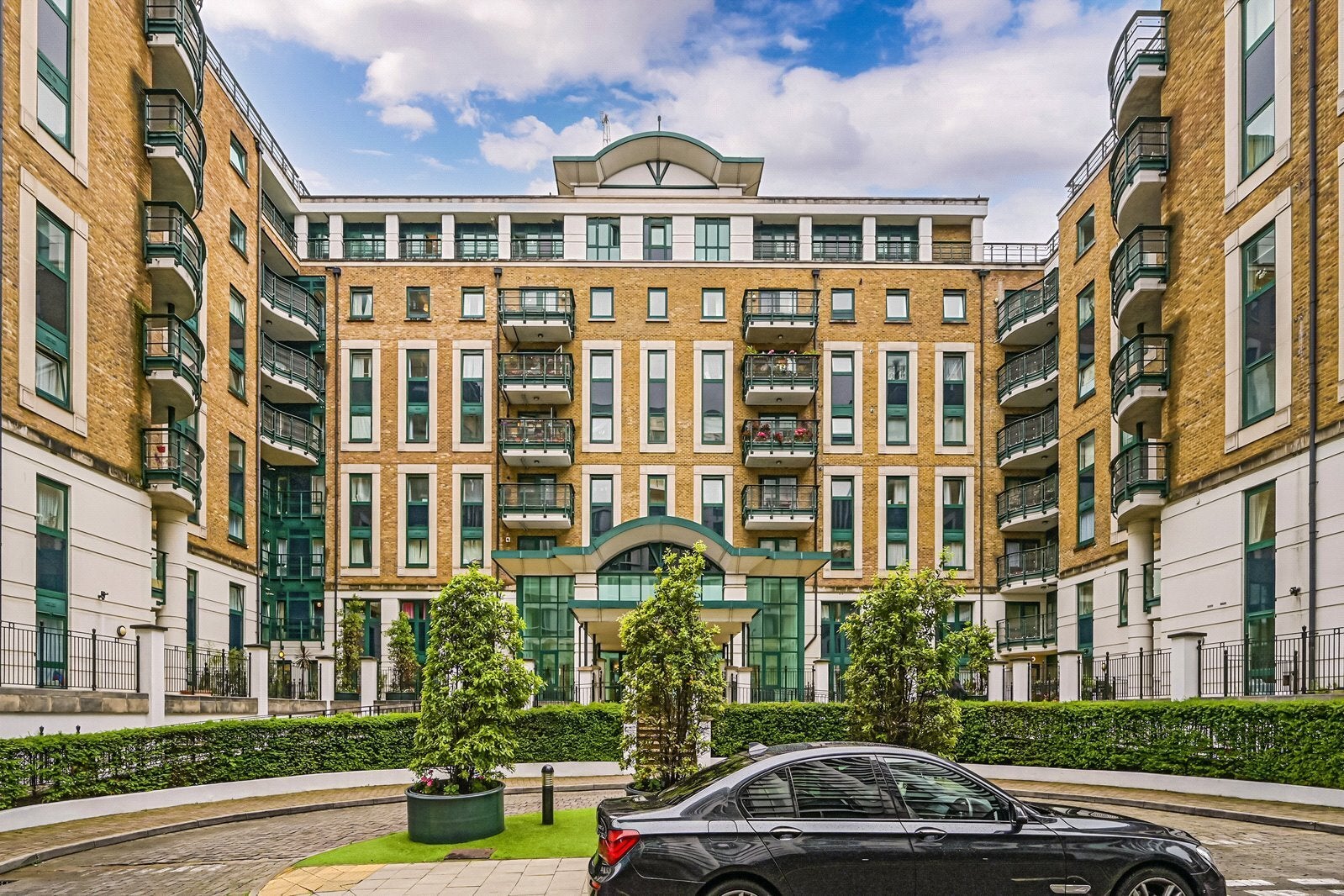Flat Warwick Road in Greater London
