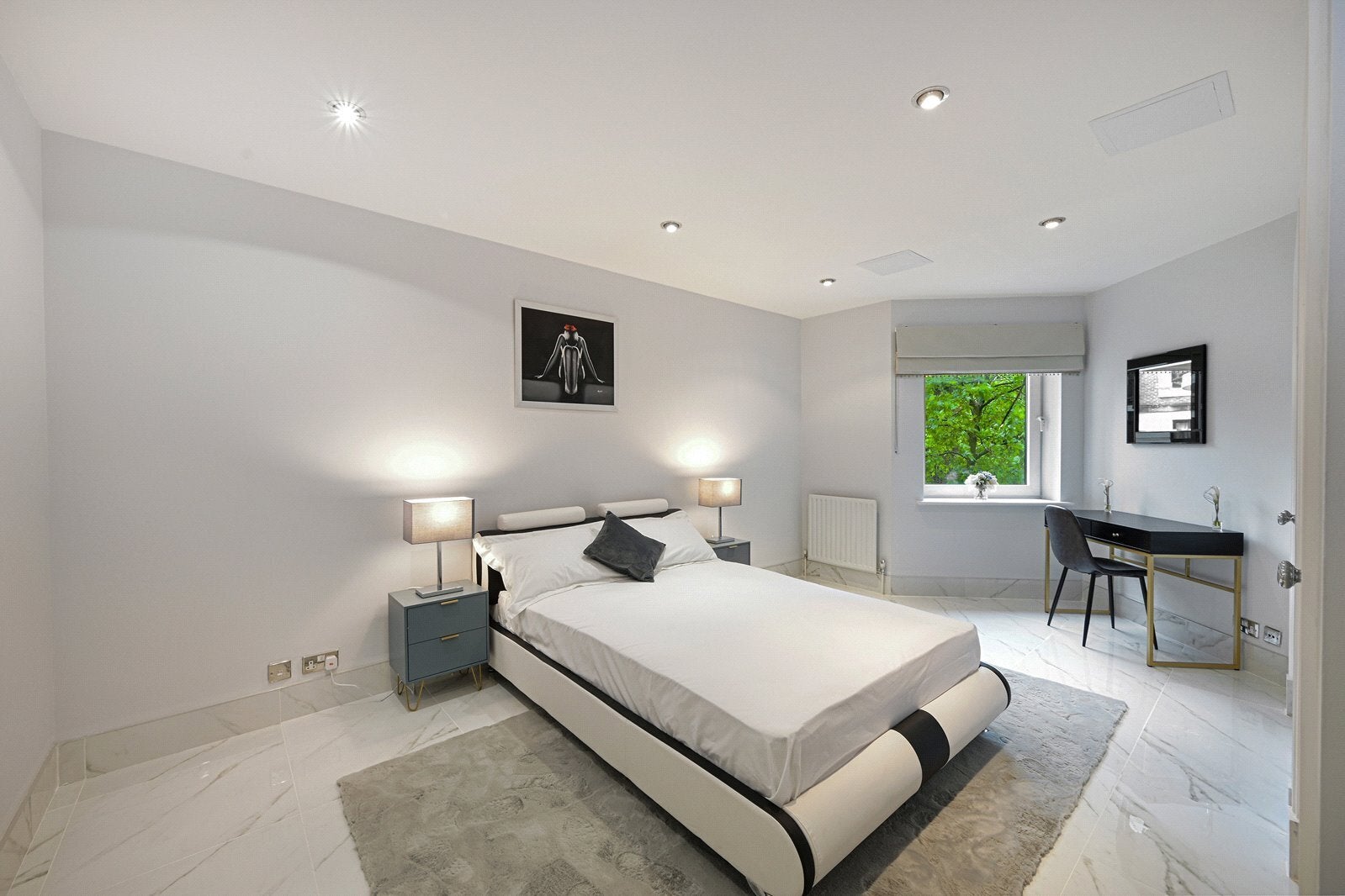 Flat Warwick Road in Greater London