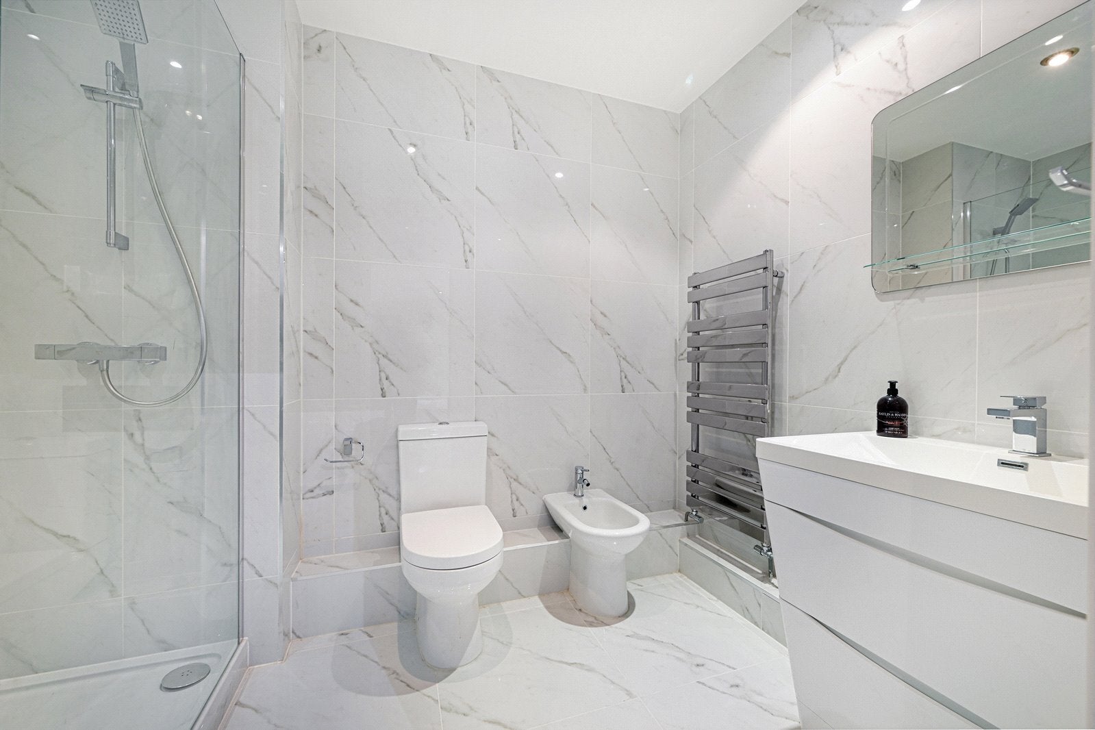 Flat Warwick Road in Greater London