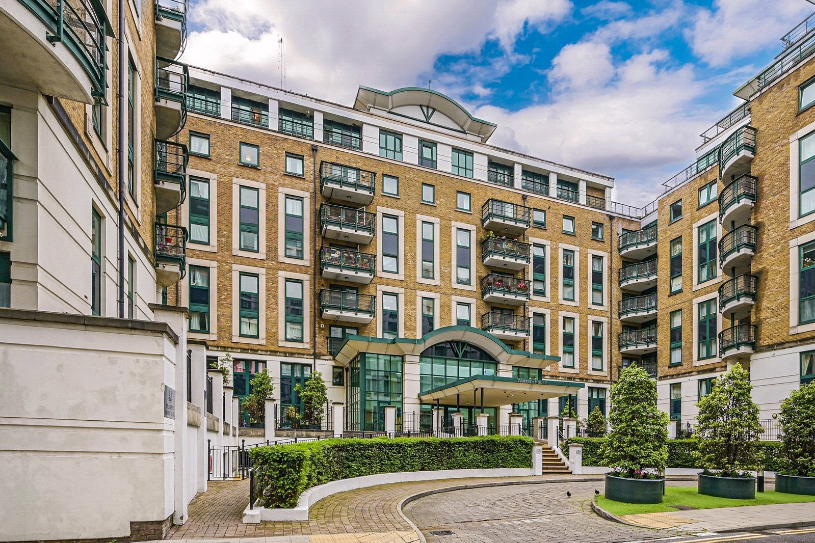 Flat Warwick Road in Greater London