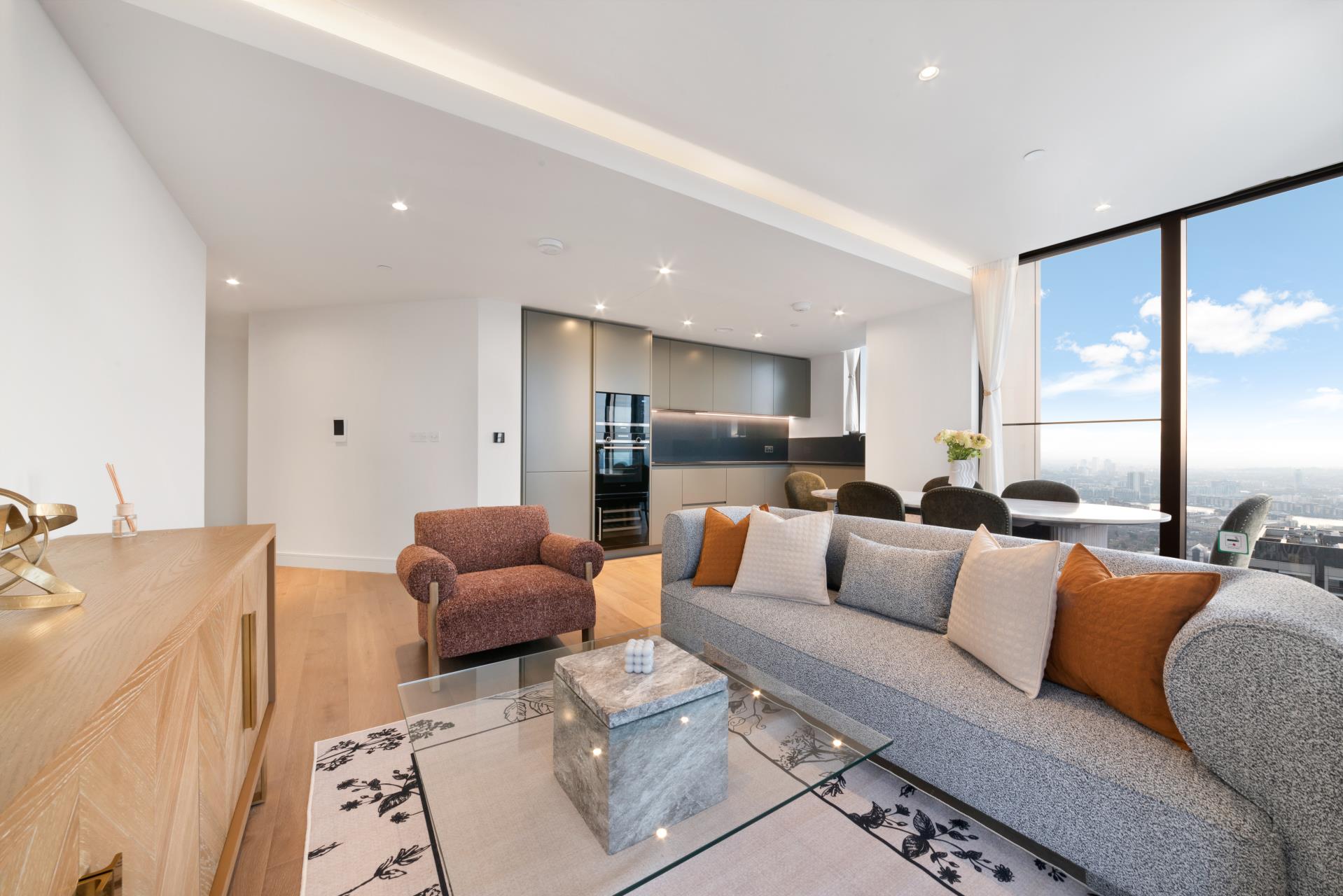 Flat South Quay Square in Greater London