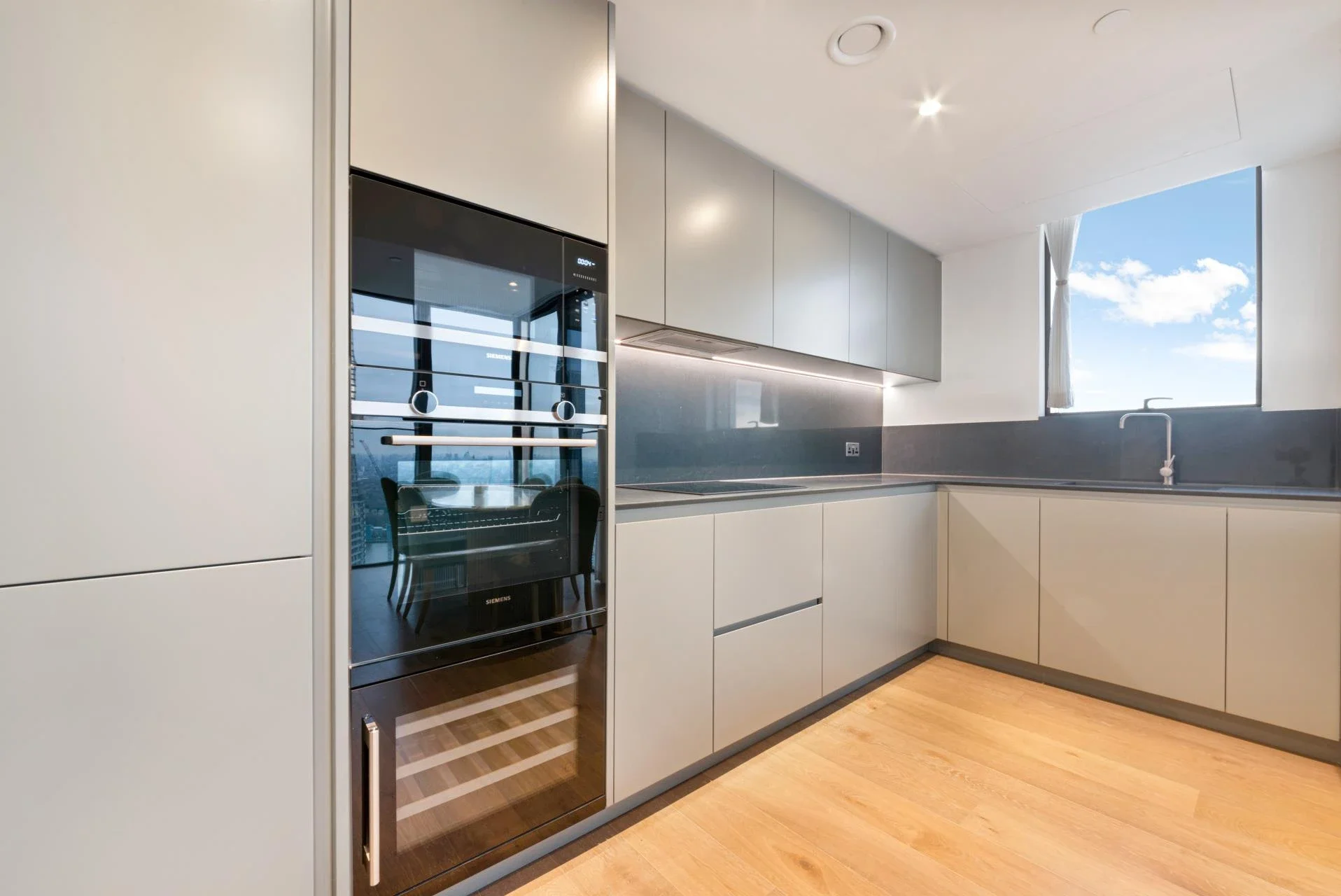 Flat South Quay Square in Greater London