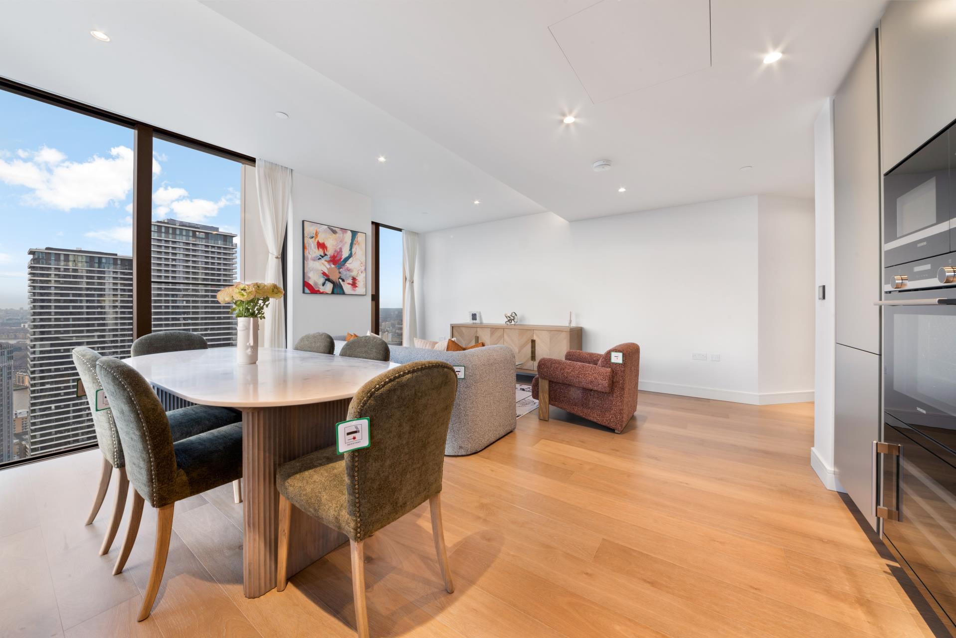 Flat South Quay Square in Greater London